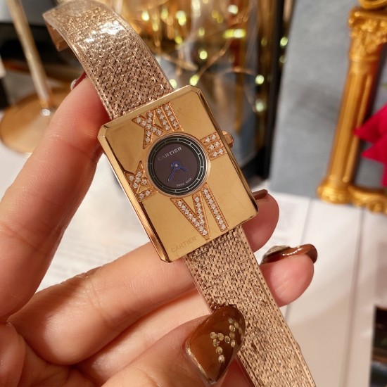 卡【CARTIER】新款腕表，精钢壳套⚡️表面精细抛光，宛如镜面，侧面拉丝细腻，经典罗马镶钻刻度[太阳]天然贝壳做字面，搭载进口石英机芯，耐刮蓝宝石玻璃，最新最压花表带尺寸：33*26mm