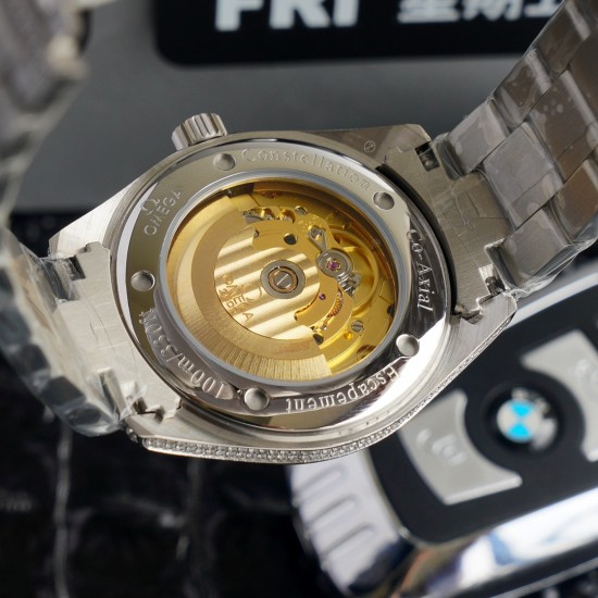 原版复刻 欧米茄镶钻系列,直径40mm,厚度9mm,所有配零件与官版互通!尺寸重量均与正版一致!【机芯】ETA2824机芯,所有机芯出厂均严格调试确保走时精准。【表壳表扣】与原版一致材质的316L精钢表壳搭配316L精钢表带/原装保险扣,表扣跟原装一样是镶钻的,3.表带的每一节带粒都是镶有三排钻石的,完全吻合原版【表镜】抗刮损蓝水晶玻璃采用进口南非钻,历经数日的手工镶嵌而成,不易掉钻。是手表中一款比较超薄的机械表,质量保证,价格贴心!拥有即贴心!⚠️请认准独家品质 原版复刻 欧米茄镶钻系列,直径40mm,厚度9mm,所有配零件与官版互通!尺寸重量均与正版一致!【机芯】ETA2824机芯,所有机芯出厂均严格调试确保走时精准。【表壳表扣】与原版一致材质的316L精钢表壳搭配316L精钢表带/原装保险扣,表扣跟原装一样是镶钻的,3.表带的每一节带粒都是镶有三排钻石的,完全吻合原版【表镜】抗刮损蓝水晶玻璃采用进口南非钻,历经数日的手工镶嵌而成,不易掉钻。是手表中一款比较超薄的机械表,质量保证,价格贴心!拥有即贴心!⚠️请认准独家品质