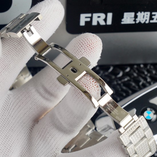 原版复刻 欧米茄镶钻系列,直径40mm,厚度9mm,所有配零件与官版互通!尺寸重量均与正版一致!【机芯】ETA2824机芯,所有机芯出厂均严格调试确保走时精准。【表壳表扣】与原版一致材质的316L精钢表壳搭配316L精钢表带/原装保险扣,表扣跟原装一样是镶钻的,3.表带的每一节带粒都是镶有三排钻石的,完全吻合原版【表镜】抗刮损蓝水晶玻璃采用进口南非钻,历经数日的手工镶嵌而成,不易掉钻。是手表中一款比较超薄的机械表,质量保证,价格贴心!拥有即贴心!⚠️请认准独家品质 原版复刻 欧米茄镶钻系列,直径40mm,厚度9mm,所有配零件与官版互通!尺寸重量均与正版一致!【机芯】ETA2824机芯,所有机芯出厂均严格调试确保走时精准。【表壳表扣】与原版一致材质的316L精钢表壳搭配316L精钢表带/原装保险扣,表扣跟原装一样是镶钻的,3.表带的每一节带粒都是镶有三排钻石的,完全吻合原版【表镜】抗刮损蓝水晶玻璃采用进口南非钻,历经数日的手工镶嵌而成,不易掉钻。是手表中一款比较超薄的机械表,质量保证,价格贴心!拥有即贴心!⚠️请认准独家品质
