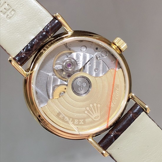 实拍 劳力士2020新品女性腕表 高级腕表ROLEX,一见倾心。劳力士切利尼女款奢华版惊艳上市,表面镶嵌12颗施洛华世奇彩钻,蕴意生命多姿多彩。表盘32尺寸,适配所有女神的手腕。手表搭载进口9015机芯,厚度仅为8毫米,足够薄,让您佩戴更舒适! 实拍 劳力士2020新品女性腕表 高级腕表ROLEX,一见倾心。劳力士切利尼女款奢华版惊艳上市,表面镶嵌12颗施洛华世奇彩钻,蕴意生命多姿多彩。表盘32尺寸,适配所有女神的手腕。手表搭载进口9015机芯,厚度仅为8毫米,足够薄,让您佩戴更舒适!