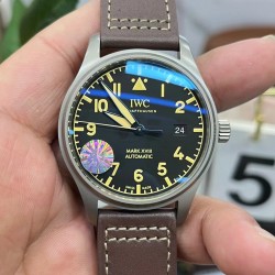 IWC 万国 钛灰 马克系列，日本全自动机械腕表，现震撼来袭，越带越有质感，尺寸39mm！棕色意大利小牛皮表带！