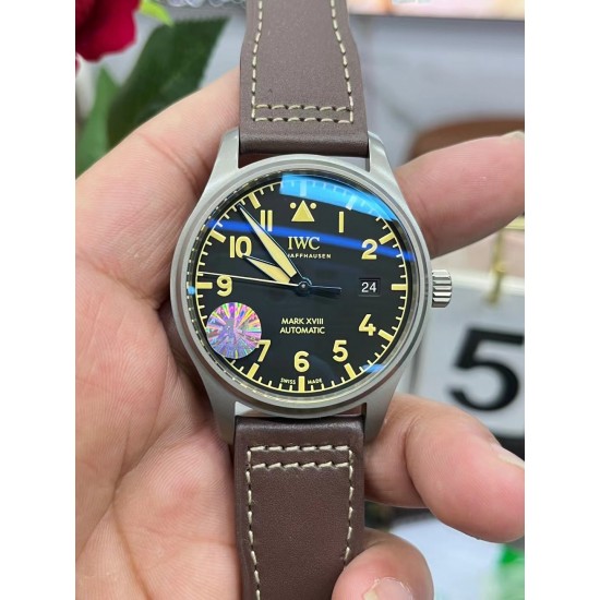 IWC 万国 钛灰 马克系列，日本全自动机械腕表，现震撼来袭，越带越有质感，尺寸39mm！棕色意大利小牛皮表带！
