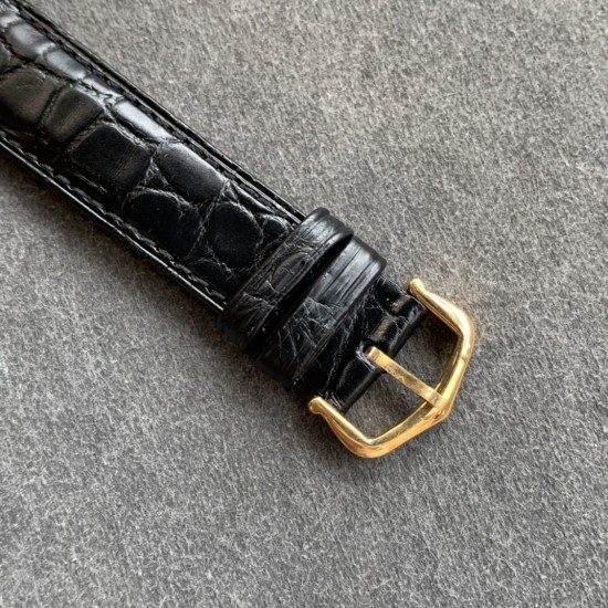 K11厂出品！升级V2版[强][强][强]顶级完美复刻的卡地亚TANK 坦克系列，[闪电]精钢版[闪电]有小号2431,中号2734,两个尺寸，顶级完美复刻，细节打磨，指针颜色，把头弧度，原厂鳄鱼皮带，底盖编码，均与正品一致！配贴码，一表一码！十种颜色表带！