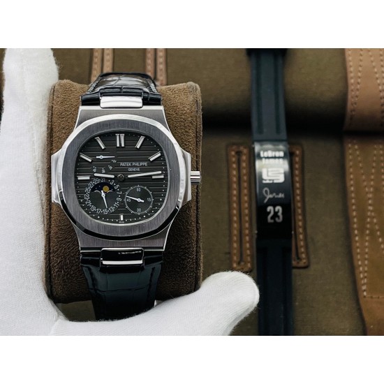 【PFF Factory2021牛年力作】V2升级版 【市场最高品质版本】百达.翡丽Patekphilippe运动系列(鹦鹉螺)5724(霸道总裁)升级版!1⃣️所有功能同正品(10字位动能显示,7字位日历和月相 4字位小秒针),和原装一样的带水平压纹图案,带荧光刻度 !2⃣️直径40毫米,904L精钢镀金,蓝宝石玻璃镜面。3⃣️5722和5724款的外钻为施华洛世奇钻,通透闪亮,气质非凡。在目前技术范畴内尽可能接近原装,此款腕表可以让您驾驭所有场合!PFF匠心之作 欢迎您的品鉴! 【PFF Factory2021牛年力作】V2升级版 【市场最高品质版本】百达.翡丽Patekphilippe运动系列(鹦鹉螺)5724(霸道总裁)升级版!1⃣️所有功能同正品(10字位动能显示,7字位日历和月相 4字位小秒针),和原装一样的带水平压纹图案,带荧光刻度 !2⃣️直径40毫米,904L精钢镀金,蓝宝石玻璃镜面。3⃣️5722和5724款的外钻为施华洛世奇钻,通透闪亮,气质非凡。在目前技术范畴内尽可能接近原装,此款腕表可以让您驾驭所有场合!PFF匠心之作 欢迎您的品鉴!