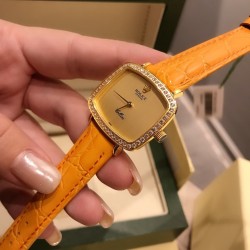 最新劳力士Rolex采用知名经典的设计将它重新呈现，品牌的三方联名创造了一个独特的系列，同时满足了手表和街头爱好者的高要求。尺寸3228mm 进口意大利小牛皮带，腕间流年，诠释你的美，就是如此简单！