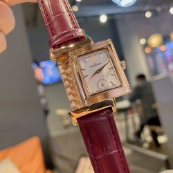 新款积家经典翻转系列高级女士腕表[飞吻][飞吻]精钢表壳，独特设计180度旋转翻盖，内置瑞士石英机芯，走时精准稳定！真皮表带，尺寸1比1[色][色]尺寸：23*34mm 厚度：13.5mm】