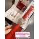 新年特惠送福饰品CARTIER卡卡 ,蓝气球奢华系列,自然光实拍,超美摒弃了现代盛行的繁复华丽的修饰,以经典又潮流的元素重新诠释唯美,高贵气质尽显无漏!打造独家高超品质.11色牛皮表带可选,原装折叠表扣,尺寸:36mm 新年特惠 先到先得 新年特惠送福饰品CARTIER卡卡 ,蓝气球奢华系列,自然光实拍,超美摒弃了现代盛行的繁复华丽的修饰,以经典又潮流的元素重新诠释唯美,高贵气质尽显无漏!打造独家高超品质.11色牛皮表带可选,原装折叠表扣,尺寸:36mm 新年特惠 先到先得