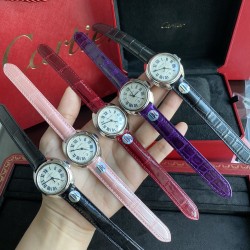 DR卡地亚钥匙系列 腕表保留了卡地亚的经典设计：阿拉伯数字时标和剑形蓝钢指针，形似钥匙的表冠顶端镶嵌一颗蓝宝石，雕纹表盘上带有太阳纹饰，6点钟位置为日期显示窗口，腕表搭配鳄鱼皮表带，进口自动机械机芯，316精钢表壳，31毫米尺寸，使用鲍鱼壳形，经典的设计辨识度很,并且适合任何场合佩戴，是一款性价比很高的腕表！