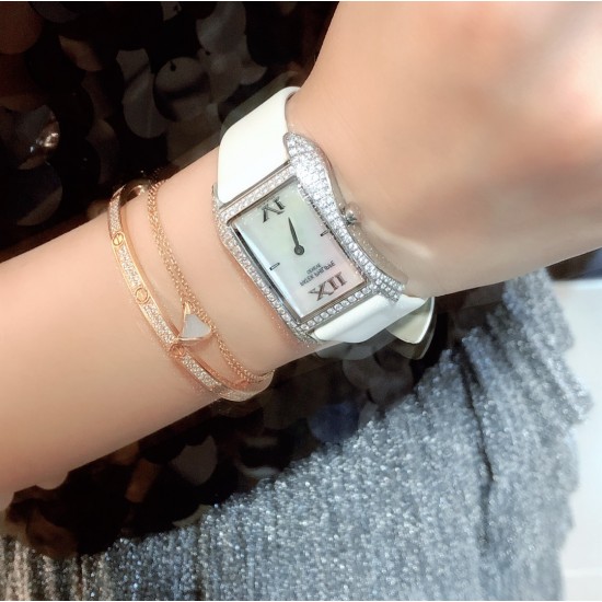 实拍 PATEK PHILIPPE百达翡丽系列 女士腕表(白金表壳搭配沙丁布带,表圈镶嵌天然锆石,蓝宝石玻璃,搭载瑞士石英机芯,尺寸30*34*7毫米) 实拍 PATEK PHILIPPE百达翡丽系列 女士腕表(白金表壳搭配沙丁布带,表圈镶嵌天然锆石,蓝宝石玻璃,搭载瑞士石英机芯,尺寸30*34*7毫米)