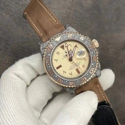 Diw新作勞力士超限量中东版 GMT-MASTER II  Diw团队重新制作了碳纤维表壳，同时包含表圈、面盘等零件也全都是碳纤维材质，其中碳纤维表圈上数字刻度首次采用全新碳纤维植丁技术（非填油）塑造丰富视觉层次，质感细腻。透视底盖可清楚展示正反快速调日历的劳力士专属cal.3186机芯。搭配柔软魔术贴表带和一体碳纤维表扣。首批量产提供4种颜色表盘可选，5种不同颜色风格表带。