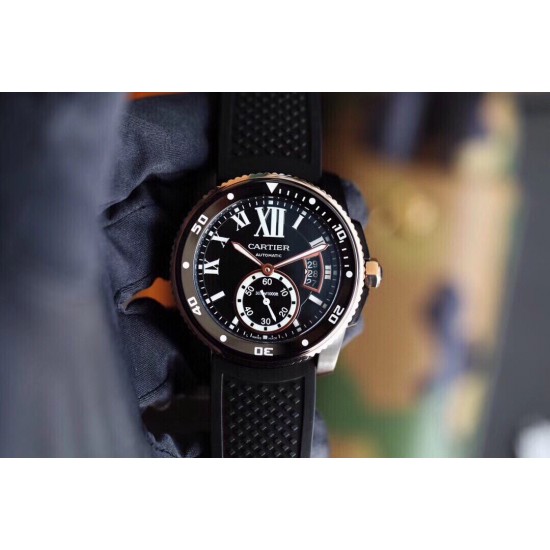 Cartier 卡地亚 卡利博CALIBRE DE CARTIER系列,316精钢表壳,陶瓷夜光圈口,尺寸42mm,搭载全自动机械机芯,进口天然橡胶表带,Super LumiNova夜光涂层三角时标,时尚与运动结合的潜水表硬朗而霸气,彰显气质。 Cartier 卡地亚 卡利博CALIBRE DE CARTIER系列,316精钢表壳,陶瓷夜光圈口,尺寸42mm,搭载全自动机械机芯,进口天然橡胶表带,Super LumiNova夜光涂层三角时标,时尚与运动结合的潜水表硬朗而霸气,彰显气质。