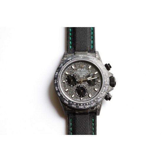 劳力士Rolex Daytona全碳纤维宇宙计时迪通拿横空出世 这款获得瑞士天文台认证的首款全碳纤迪通拿搭载全自动计时7750机械机芯 均调校测试 表盘配蜗形小秒针盘 蓝宝石抗刮损水晶镜面 碳纤维字面 完美复刻 原装同步魔术贴帆布带/橡树胶带 原装扣 更加柔软舒适 方便佩戴 爱不释手的劳力士迪通拿 品不完的一劳永逸!!! 劳力士Rolex Daytona全碳纤维宇宙计时迪通拿横空出世 这款获得瑞士天文台认证的首款全碳纤迪通拿搭载全自动计时7750机械机芯 均调校测试 表盘配蜗形小秒针盘 蓝宝石抗刮损水晶镜面 碳纤维字面 完美复刻 原装同步魔术贴帆布带/橡树胶带 原装扣 更加柔软舒适 方便佩戴 爱不释手的劳力士迪通拿 品不完的一劳永逸!!!