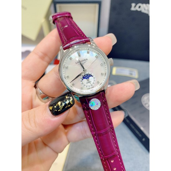 【赵丽颖同款】Longines浪琴 名匠系列女士腕表。全新浪琴名匠月相腕表系列。 诠释女性高贵典雅。精钢表壳直径:34毫米尺寸。官方一致6字位月相1-31日期显示功能。进口石英机芯。三码合一。采用进口头层牛皮、原装蝴蝶扣。珍珠母贝表盘在女表中是运用较多的元素,浪琴为其搭配了12颗钻石时标,将女性魅力发挥到极致。盘面6点钟位置的小表盘显示月相和日期,兼顾实用性和浪漫感,精巧别致。字表盘扫描打版,颜色、“麦粒”格纹深浅、内影字体大小粗细与正品完全一致。 【赵丽颖同款】Longines浪琴 名匠系列女士腕表。全新浪琴名匠月相腕表系列。 诠释女性高贵典雅。精钢表壳直径:34毫米尺寸。官方一致6字位月相1-31日期显示功能。进口石英机芯。三码合一。采用进口头层牛皮、原装蝴蝶扣。珍珠母贝表盘在女表中是运用较多的元素,浪琴为其搭配了12颗钻石时标,将女性魅力发挥到极致。盘面6点钟位置的小表盘显示月相和日期,兼顾实用性和浪漫感,精巧别致。字表盘扫描打版,颜色、“麦粒”格纹深浅、内影字体大小粗细与正品完全一致。