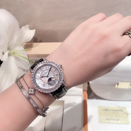 实拍 积家-Jaeger-LeCoultre DAZZLING RENDEZ- VOUS MOON约会系列月相珠宝腕表月之女神,是浪漫与柔美的象征,她掌管着大自然中的潮起潮落和季节更替,是艺术家与诗人们的灵感源泉,在温润莹亮的白色珍珠母贝映衬下,晶莹璀璨的钻石散发出夜空般的静谧之美,表圈镶嵌108颗 钻石,组成两个环绕表壳的同心圆。由36颗以爪镶工艺镶嵌的 钻石组成的外圈,为光芒闪耀的表圈营造出轻盈美妙的质感,尺寸36mm的精钢表壳搭配进口瑞士石英,采用蓝宝石水晶玻璃。 实拍 积家-Jaeger-LeCoultre DAZZLING RENDEZ- VOUS MOON约会系列月相珠宝腕表月之女神,是浪漫与柔美的象征,她掌管着大自然中的潮起潮落和季节更替,是艺术家与诗人们的灵感源泉,在温润莹亮的白色珍珠母贝映衬下,晶莹璀璨的钻石散发出夜空般的静谧之美,表圈镶嵌108颗 钻石,组成两个环绕表壳的同心圆。由36颗以爪镶工艺镶嵌的 钻石组成的外圈,为光芒闪耀的表圈营造出轻盈美妙的质感,尺寸36mm的精钢表壳搭配进口瑞士石英,采用蓝宝石水晶玻璃。