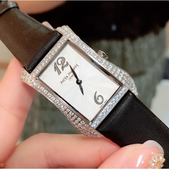 实拍 PATEK PHILIPPE百达翡丽系列 女士腕表(白金表壳搭配沙丁布带,表圈镶嵌天然锆石,蓝宝石玻璃,搭载瑞士石英机芯,尺寸30*34*7毫米) 实拍 PATEK PHILIPPE百达翡丽系列 女士腕表(白金表壳搭配沙丁布带,表圈镶嵌天然锆石,蓝宝石玻璃,搭载瑞士石英机芯,尺寸30*34*7毫米)
