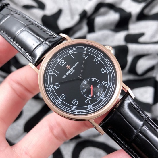 实物拍摄品牌：江诗丹顿 -Vacheron Constantin  类型：[酷]男士腕表表壳：316精钢（做工优质）表带：进口真牛皮/简约针扣机芯：高级定制全自动机械机芯（走时稳定）玻璃：高级强化镀膜镜面尺寸：直径39mm，厚度12.5mm