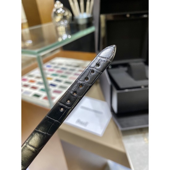 全网女生听我的!买它…❤️。 伯爵“时来运转”顶级奢侈品入门款精致的 29mm尺寸大小!第一眼看到它的时候我一眼就中,首先是外观设计足够百搭,➕上外层一圈可来回转动 很有寓意、一起“转动,遇见非凡”。上手很秀气,彩色鳄鱼皮可轻松拆卸 看上去就高端,机芯采用瑞士进口石英机芯,螺旋式表圈316L精钢打磨抛光 表面光亮如镜、表盘内圈钻石刻度 11颗⭕️圆形美钻(约0.07克拉)外圈一颗圆形美钻(约0.05克拉) 全网女生听我的!买它…❤️。 伯爵“时来运转”顶级奢侈品入门款精致的 29mm尺寸大小!第一眼看到它的时候我一眼就中,首先是外观设计足够百搭,➕上外层一圈可来回转动 很有寓意、一起“转动,遇见非凡”。上手很秀气,彩色鳄鱼皮可轻松拆卸 看上去就高端,机芯采用瑞士进口石英机芯,螺旋式表圈316L精钢打磨抛光 表面光亮如镜、表盘内圈钻石刻度 11颗⭕️圆形美钻(约0.07克拉)外圈一颗圆形美钻(约0.05克拉)