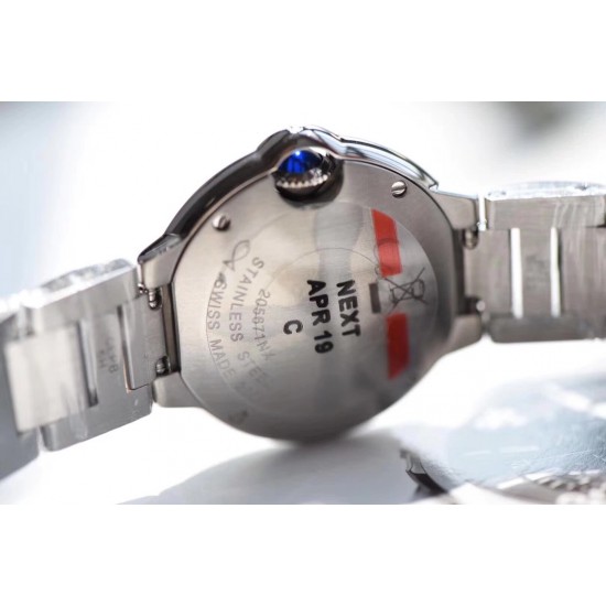 V6厂出品卡地亚蓝气球小号,官方型号:WE69010Z4直径28mm,正品开模,从内而外达到乱真效果,通透蓝宝石镜面,与正品一致的鱼眼效果,表面经典罗马刻度显示,纯白表面十分精致,烧钢蓝针,十分精致,材料与正品完全一致,把头镶嵌蓝色尖晶石,色泽到位质感饱满,整表采用316L精钢,材质与正品完全一致,最新升级版瑞士057机芯,拆机亦难辨真伪,这是一款百搭时尚精致无比的腕表这是一款可以当正品戴的女表精品!注:v6厂出品蓝气球均一表一码一吊牌,吊牌编号均与表底盖编号达到一致。 V6厂出品卡地亚蓝气球小号,官方型号:WE69010Z4直径28mm,正品开模,从内而外达到乱真效果,通透蓝宝石镜面,与正品一致的鱼眼效果,表面经典罗马刻度显示,纯白表面十分精致,烧钢蓝针,十分精致,材料与正品完全一致,把头镶嵌蓝色尖晶石,色泽到位质感饱满,整表采用316L精钢,材质与正品完全一致,最新升级版瑞士057机芯,拆机亦难辨真伪,这是一款百搭时尚精致无比的腕表这是一款可以当正品戴的女表精品!注:v6厂出品蓝气球均一表一码一吊牌,吊牌编号均与表底盖编号达到一致。