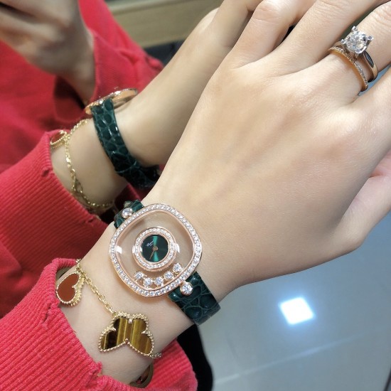 实拍 萧邦新增绿色表盘HAPPY DIAMONDS系列快乐钻腕表 3层蓝宝石玻璃镜面 我们就是自己的神话 原厂瑞士石英机芯 镜面内5颗快乐钻自由转动 活动钻石围绕表盘回旋起舞 制作精巧的表壳玩味透明概念 chopard家标志性的Happy钻石在两片蓝宝石水晶玻璃 形成的空间内自由滑动 充分展现自由和欢快的感觉 表壳顶端与底端各缀有一圈钻石 树叶形指针 较小的同心圆为珍珠母贝质地 呈圆满的球型 两个同心圆环上皆全手工镶有钻石 七颗灵动钻石如悬空漂浮一般 细节见真知。 实拍 萧邦新增绿色表盘HAPPY DIAMONDS系列快乐钻腕表 3层蓝宝石玻璃镜面 我们就是自己的神话 原厂瑞士石英机芯 镜面内5颗快乐钻自由转动 活动钻石围绕表盘回旋起舞 制作精巧的表壳玩味透明概念 chopard家标志性的Happy钻石在两片蓝宝石水晶玻璃 形成的空间内自由滑动 充分展现自由和欢快的感觉 表壳顶端与底端各缀有一圈钻石 树叶形指针 较小的同心圆为珍珠母贝质地 呈圆满的球型 两个同心圆环上皆全手工镶有钻石 七颗灵动钻石如悬空漂浮一般 细节见真知。