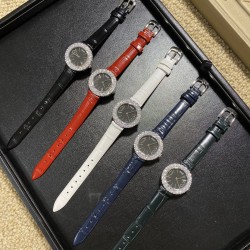 实拍 伯爵PIAGET珠宝系列，全套精钢镂空打造鸟巢壳身，采用最新手法三爪镶石工艺，光滑精致无暇，细节完美至无可挑剔，整表美轮美奂由你任意搭配出行或各种宴会派对，该款采用进口机械/石英两种机芯可选择，表带制作精良，狠下本钱采用进口高光牛皮 一点也不逊于市场的一般鳄鱼皮。