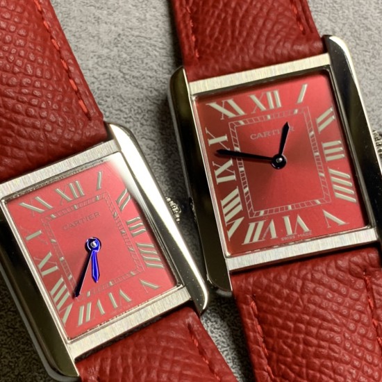 实拍最新版配色中国红 卡地亚超薄坦克Cartier Tank Solo系列,一款百搭 性价比又高的手表 采用瑞士石英机芯,圆珠形表冠,镶嵌一颗凸圆形合成尖晶石,镀银珠光表盘,罗马数字时标,剑形蓝钢指针,蓝宝石水晶镜面,可搭配进口鳄鱼纹牛皮表带,另有多种颜色荔枝纹原版皮为你打造个性化腕间配饰,直径:小号2431mm,中号2734mm。佩戴舒适柔软服帖,上手显得高贵又典雅,很气质很女人独家货源。「认准细节,欢迎质量对比」 实拍最新版配色中国红 卡地亚超薄坦克Cartier Tank Solo系列,一款百搭 性价比又高的手表 采用瑞士石英机芯,圆珠形表冠,镶嵌一颗凸圆形合成尖晶石,镀银珠光表盘,罗马数字时标,剑形蓝钢指针,蓝宝石水晶镜面,可搭配进口鳄鱼纹牛皮表带,另有多种颜色荔枝纹原版皮为你打造个性化腕间配饰,直径:小号2431mm,中号2734mm。佩戴舒适柔软服帖,上手显得高贵又典雅,很气质很女人独家货源。「认准细节,欢迎质量对比」