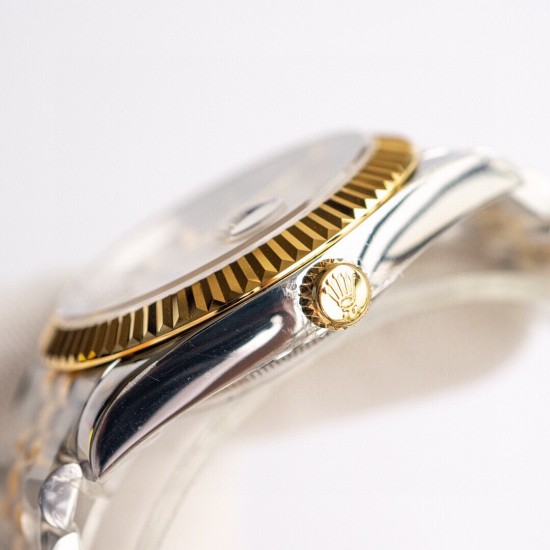 ROLEX 劳力士 蚝式恒动日志型41mm系列腕表,直径41mm,经典的蚝式表壳搭配三角坑纹外圈,把头采用旋入式设计,抗刮损蓝水晶玻璃,防反光凸透式放大(2.5倍)日历窗,隐蔽式摺叠皇冠带扣,矜持有度秀而不媚 恒久优雅! ROLEX 劳力士 蚝式恒动日志型41mm系列腕表,直径41mm,经典的蚝式表壳搭配三角坑纹外圈,把头采用旋入式设计,抗刮损蓝水晶玻璃,防反光凸透式放大(2.5倍)日历窗,隐蔽式摺叠皇冠带扣,矜持有度秀而不媚 恒久优雅!