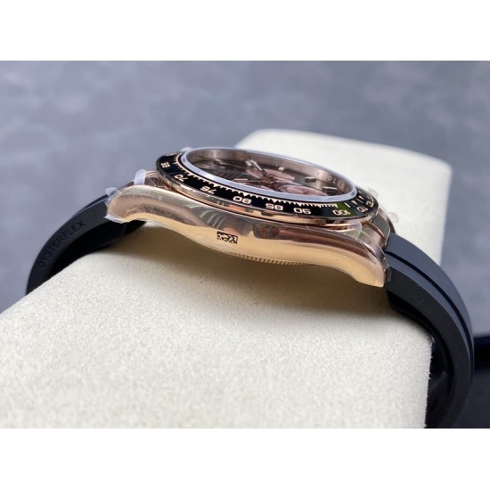 新品!ROLEX 劳力士 迪通拿4131整个系列迎来了全新的改变,具体有以下几点改变:1刻度时标变得更加纤细2计时表盘更加优雅纤细3 六点位增加皇冠标志4陶瓷圈新增金属外圈5表壳新一代表耳有更强的曲线效果6机芯升级从4130升级为41311.表盘所有颜色均与原版一致,无色差!每个时标刻度都精抛倒角打磨的基础上采用铂金电镀做到永久不退色!盘面字体清晰分明立体感十足! 新品!ROLEX 劳力士 迪通拿4131整个系列迎来了全新的改变,具体有以下几点改变:1刻度时标变得更加纤细2计时表盘更加优雅纤细3 六点位增加皇冠标志4陶瓷圈新增金属外圈5表壳新一代表耳有更强的曲线效果6机芯升级从4130升级为41311.表盘所有颜色均与原版一致,无色差!每个时标刻度都精抛倒角打磨的基础上采用铂金电镀做到永久不退色!盘面字体清晰分明立体感十足!