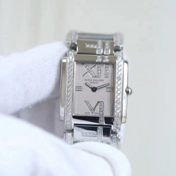 高端品质：达翡丽的Twenty Four系列，深得现代高雅时尚且充满活力的女性青睐。这款腕表是如此的迷人，适合所有场合佩戴，PATEK PHILIPPE百达翡丽TWENTY~4系列4909/50G-001 白金腕表（关键词：TWENTY~4系列，copyright@AW-2019新品，AISI316L精钢，满钻镶嵌，瑞士石英机芯，尺寸：26.3毫米）。