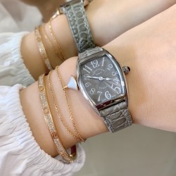 实拍 小红书强推 新色 FranckMuller 法兰克穆勒腕表是世界最知名的高级腕表品牌之一，也是无数男女明星的热捧之物。小酒桶型上手更潮，瑞士石英，表壳后盖桥形设计，贴手型 316上等精钢.尺寸26mm