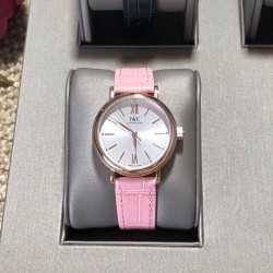 实拍【IWC 2019推出女士全新 Portofino波涛菲诺系列】1⃣️:壳套尺寸34mm/8.8mm采用316精钢材质打磨，每个壳套全程CNC处理所有细节达到完美2⃣️:采用进口日本9015天文台级别经过本厂严格把控 调试 达到零返修稳定性3⃣️:采用瑞士蓝宝石镜面 通透明亮4⃣️字面采用简洁的条丁罗马和表盘十二颗 设计呈现出精致典雅之感5⃣️:表带采用原装快速更换系统 搭配意大利小牛皮皮质柔软细腻:有六种颜色可选(绿色，兰色，黑色，深棕，酒红，粉色)6⃣️:原装表扣采用316精钢材质打磨