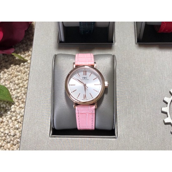 实拍【IWC 2019推出女士全新 Portofino波涛菲诺系列】1⃣️:壳套尺寸34mm/8.8mm采用316精钢材质打磨,每个壳套全程CNC处理所有细节达到完美2⃣️:采用进口日本9015天文台级别经过本厂严格把控 调试 达到零返修稳定性3⃣️:采用瑞士蓝宝石镜面 通透明亮4⃣️字面采用简洁的条丁罗马和表盘十二颗 设计呈现出精致典雅之感5⃣️:表带采用原装快速更换系统 搭配意大利小牛皮皮质柔软细腻:有六种颜色可选(绿色,兰色,黑色,深棕,酒红,粉色)6⃣️:原装表扣采用316精钢材质打磨 实拍【IWC 2019推出女士全新 Portofino波涛菲诺系列】1⃣️:壳套尺寸34mm/8.8mm采用316精钢材质打磨,每个壳套全程CNC处理所有细节达到完美2⃣️:采用进口日本9015天文台级别经过本厂严格把控 调试 达到零返修稳定性3⃣️:采用瑞士蓝宝石镜面 通透明亮4⃣️字面采用简洁的条丁罗马和表盘十二颗 设计呈现出精致典雅之感5⃣️:表带采用原装快速更换系统 搭配意大利小牛皮皮质柔软细腻:有六种颜色可选(绿色,兰色,黑色,深棕,酒红,粉色)6⃣️:原装表扣采用316精钢材质打磨