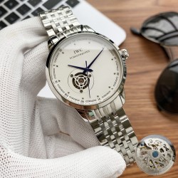 实物拍摄品牌：万国-IWC  类型：[酷]男士腕表表壳：316精钢（做工优质）表带：进口真牛皮/316精钢(两种可选)机芯：高级定制全自动机械机芯（走时稳定）玻璃：高级强化镀膜镜面尺寸：直径40mm，厚度12mm