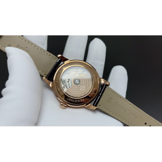 百达翡丽-PATEK PHILIPPE-火热新款式,新款锅盖,耗时长达8个月!超薄男士自动机械腕表,采用进口原装9015机芯,每小时振频28800次,零返修质量,直径40mm原装尺寸,超薄工艺8mm,锅盖玻璃材质!超强防水50米!专柜同款,一比一复刻!带上他锋芒尽显,气派不凡!耀眼光辉,永恒尊贵。⚠️请认准专业独家品质!欢迎转载 百达翡丽-PATEK PHILIPPE-火热新款式,新款锅盖,耗时长达8个月!超薄男士自动机械腕表,采用进口原装9015机芯,每小时振频28800次,零返修质量,直径40mm原装尺寸,超薄工艺8mm,锅盖玻璃材质!超强防水50米!专柜同款,一比一复刻!带上他锋芒尽显,气派不凡!耀眼光辉,永恒尊贵。⚠️请认准专业独家品质!欢迎转载