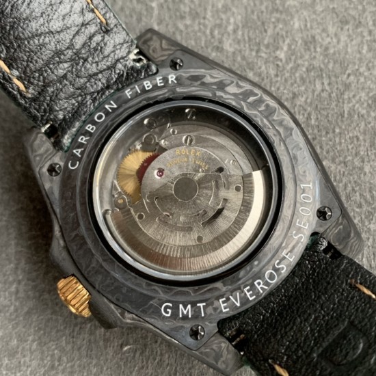 Diw新作勞力士超限量GMT-MASTER II Diw团队重新制作了碳纤维表壳,同时包含表圈、面盘等零件也全都是碳纤维材质,其中碳纤维表圈上数字刻度首次采用全新碳纤维植丁技术(非填油)塑造丰富视觉层次,质感细腻。透视底盖可清楚展示正反快速调日历的劳力士专属cal.3186机芯。搭配柔软魔术贴表带和一体碳纤维表扣。首批量产提供4种颜色表盘可选,5种不同颜色风格表带。 Diw新作勞力士超限量GMT-MASTER II Diw团队重新制作了碳纤维表壳,同时包含表圈、面盘等零件也全都是碳纤维材质,其中碳纤维表圈上数字刻度首次采用全新碳纤维植丁技术(非填油)塑造丰富视觉层次,质感细腻。透视底盖可清楚展示正反快速调日历的劳力士专属cal.3186机芯。搭配柔软魔术贴表带和一体碳纤维表扣。首批量产提供4种颜色表盘可选,5种不同颜色风格表带。