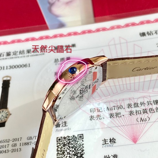 新款首发!卡地亚18K玫瑰金时尚女士金表到货!Ronde de Cartier(卡地亚伦敦)系列,表圈镶嵌54颗VS1.2足反天然真钻,每一颗都是经过GTC权威机构检验,证书联网可查真伪,确保每颗钻石真材实料!原装瑞士石英机芯,表径29mm;表壳、表扣包18K玫瑰金,再无掉色之忧;把的镶嵌天然尖晶石,散发的淡淡蓝光令人陶醉;高温淬火烧钢蓝指针,美洲鳄鱼皮表带更彰显腕表高贵优雅气质!独家货源!另赠送同款美洲鳄鱼皮表带一副,买到就是赚到!配卡地亚新款包装一手价出! 新款首发!卡地亚18K玫瑰金时尚女士金表到货!Ronde de Cartier(卡地亚伦敦)系列,表圈镶嵌54颗VS1.2足反天然真钻,每一颗都是经过GTC权威机构检验,证书联网可查真伪,确保每颗钻石真材实料!原装瑞士石英机芯,表径29mm;表壳、表扣包18K玫瑰金,再无掉色之忧;把的镶嵌天然尖晶石,散发的淡淡蓝光令人陶醉;高温淬火烧钢蓝指针,美洲鳄鱼皮表带更彰显腕表高贵优雅气质!独家货源!另赠送同款美洲鳄鱼皮表带一副,买到就是赚到!配卡地亚新款包装一手价出!