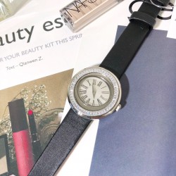 新方钻 伯爵-PIAGET，POSESSION时来运转系列，女士皮带腕表，镶饰方钻石，旋转圈口。这款高级女士腕表以Posession系列的标志性旋转圆环为灵感，搭配璀璨钻石彰显标志性风格，进口瑞士机芯，蓝宝石水晶玻璃，采用原装针式表扣佩戴方便！尺寸:29mm实物拍摄品质如一！