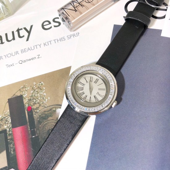 新方钻 伯爵-PIAGET,POSESSION时来运转系列,女士皮带腕表,镶饰方钻石,旋转圈口。这款高级女士腕表以Posession系列的标志性旋转圆环为灵感,搭配璀璨钻石彰显标志性风格,进口瑞士机芯,蓝宝石水晶玻璃,采用原装针式表扣佩戴方便!尺寸:29mm实物拍摄品质如一! 新方钻 伯爵-PIAGET,POSESSION时来运转系列,女士皮带腕表,镶饰方钻石,旋转圈口。这款高级女士腕表以Posession系列的标志性旋转圆环为灵感,搭配璀璨钻石彰显标志性风格,进口瑞士机芯,蓝宝石水晶玻璃,采用原装针式表扣佩戴方便!尺寸:29mm实物拍摄品质如一!