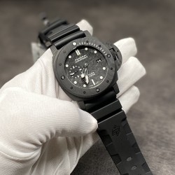 PANERAI沛纳海SUBMERSIBLE系列自动机械潜水腕表 PAM00979 PAM979 VS979 979 CARBOTECH碳纤维表壳 潜水倒计时表圈 蓝宝石镜面 保险护桥表冠 描绘有意大利海军蛙人突击队员的图像钛合金PVD黑底盖 碳纤维表盘 超强双色夜光 分针和表圈夜光点蓝色夜光用于潜水氧气倒计时 P.9010机芯 时针快调 可逆调日历 潜水伸缩橡胶表带 钛合金PVD黑针扣 直径47mm VS厂出品，出货实拍