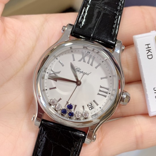 实拍 最新配色 特别款 最强副本萧邦CHOPARD快乐钻系列(原版开模)「中号36mm 」历时一年多研发终于面世,在蓝气球已经是女士标配的时代 萧邦快乐钻系列女表脱颖而出,成为时尚界追捧的一股潮流!此款不但能凸显出钻石的高贵而且更是「女神」最渴望拥有腕表之一 轻松出席各种场合不会出现「同款尴尬」【表带】标配美洲鳄鱼皮 【机芯】采用TOP级海鸥2892机芯,每颗机芯都经制表师的精调细选,确保带来稳定可靠的精准走时。绝世精品!图为36尺寸 实拍 最新配色 特别款 最强副本萧邦CHOPARD快乐钻系列(原版开模)「中号36mm 」历时一年多研发终于面世,在蓝气球已经是女士标配的时代 萧邦快乐钻系列女表脱颖而出,成为时尚界追捧的一股潮流!此款不但能凸显出钻石的高贵而且更是「女神」最渴望拥有腕表之一 轻松出席各种场合不会出现「同款尴尬」【表带】标配美洲鳄鱼皮 【机芯】采用TOP级海鸥2892机芯,每颗机芯都经制表师的精调细选,确保带来稳定可靠的精准走时。绝世精品!图为36尺寸