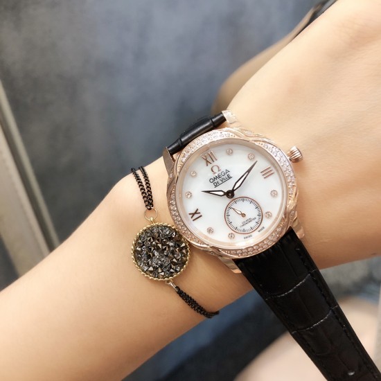 OMEGA【欧米茄】女士腕表,每一个产品都是以女神标准打造的,总能让你惊喜收获魅力加分,奢华时尚丝毫不减以往,但却多了一分简约的清新气息,不管是哪款欧米茄腕表从来都无需考虑配搭问题,二针半星空面 纯钢表壳镶嵌施华洛水晶,进口机芯,矿物质钢化镀膜镜面,进口牛皮表带,原装折叠表扣,尺寸:35mm ️心随表动 我随心动 OMEGA【欧米茄】女士腕表,每一个产品都是以女神标准打造的,总能让你惊喜收获魅力加分,奢华时尚丝毫不减以往,但却多了一分简约的清新气息,不管是哪款欧米茄腕表从来都无需考虑配搭问题,二针半星空面 纯钢表壳镶嵌施华洛水晶,进口机芯,矿物质钢化镀膜镜面,进口牛皮表带,原装折叠表扣,尺寸:35mm ️心随表动 我随心动