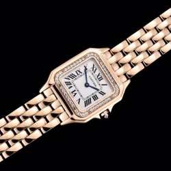 实拍 GF最强女表系列——卡地亚猎豹Panthre de Cartier。华丽而不羁，是Panthre de Cartier猎豹所传达的美学风格。它线条流畅，魅惑动人，柔软服帖于腕间，宛若在肌肤上翩翩起舞。独特的造型彰显成熟优雅、自信动人的女性形象。GF工厂以精湛技艺，原装开模，打造出与正品无异的精美流线表耳，与表壳一体成型。搭载瑞士朗达石英机芯，316L精钢壳套，尺寸：27 x 37毫米，厚度：6毫米，表冠镶嵌一颗合成蓝色尖晶石，镀银表盘，剑形蓝钢指针，100%三度防水。搭配专柜旅行包装物料。