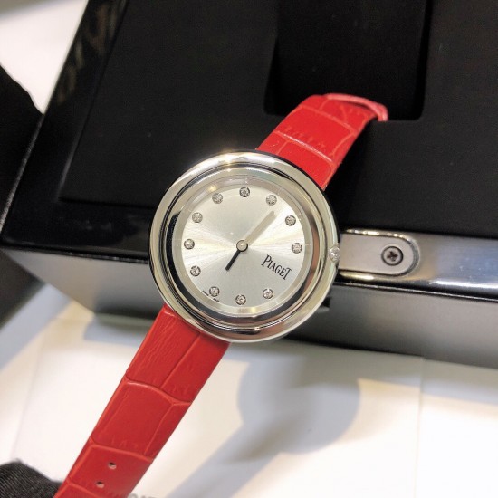 实拍 伯爵-PIAGET 女士腕表 瑞士石英机芯 316L精钢表壳 真牛皮表带 尺寸34*8mm 蓝宝石玻璃镜面 简约的设计,大胆而多彩的配色,以及旋转表圈是伯爵品牌 Possession腕表的特质所在。通过品牌制表师们天马星空的创意,将各个亮色的表带与贵金属、钻石、精钢材质相融,通过圆形盘面的演绎,令全新的 Possession腕表越发闪耀夺目,给人眼前一亮之感。 实拍 伯爵-PIAGET 女士腕表 瑞士石英机芯 316L精钢表壳 真牛皮表带 尺寸34*8mm 蓝宝石玻璃镜面 简约的设计,大胆而多彩的配色,以及旋转表圈是伯爵品牌 Possession腕表的特质所在。通过品牌制表师们天马星空的创意,将各个亮色的表带与贵金属、钻石、精钢材质相融,通过圆形盘面的演绎,令全新的 Possession腕表越发闪耀夺目,给人眼前一亮之感。
