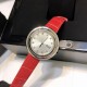 实拍 伯爵-PIAGET 女士腕表 瑞士石英机芯 316L精钢表壳 真牛皮表带 尺寸34*8mm 蓝宝石玻璃镜面 简约的设计,大胆而多彩的配色,以及旋转表圈是伯爵品牌 Possession腕表的特质所在。通过品牌制表师们天马星空的创意,将各个亮色的表带与贵金属、钻石、精钢材质相融,通过圆形盘面的演绎,令全新的 Possession腕表越发闪耀夺目,给人眼前一亮之感。 实拍 伯爵-PIAGET 女士腕表 瑞士石英机芯 316L精钢表壳 真牛皮表带 尺寸34*8mm 蓝宝石玻璃镜面 简约的设计,大胆而多彩的配色,以及旋转表圈是伯爵品牌 Possession腕表的特质所在。通过品牌制表师们天马星空的创意,将各个亮色的表带与贵金属、钻石、精钢材质相融,通过圆形盘面的演绎,令全新的 Possession腕表越发闪耀夺目,给人眼前一亮之感。