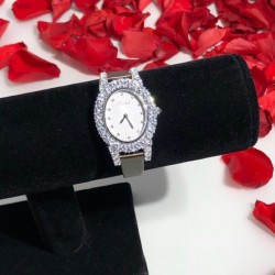 萧邦新款 LHEURE DU DIAMANT MEDIUM OVAL 此款LHeure du Diamant 椭圆形切割雕纹镶钻表盘 环以点缀钻石的表圈 优雅气韵 时尚风格和萧邦精湛的手工艺尽显无遗 光华耀目 MM™ 白玫同价
