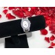 萧邦新款 LHEURE DU DIAMANT MEDIUM OVAL 此款LHeure du Diamant 椭圆形切割雕纹镶钻表盘 环以点缀钻石的表圈 优雅气韵 时尚风格和萧邦精湛的手工艺尽显无遗 光华耀目 MM™ 白玫同价 萧邦新款 LHEURE DU DIAMANT MEDIUM OVAL 此款LHeure du Diamant 椭圆形切割雕纹镶钻表盘 环以点缀钻石的表圈 优雅气韵 时尚风格和萧邦精湛的手工艺尽显无遗 光华耀目 MM™ 白玫同价