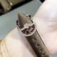 实拍 宝玑-Bregute、那不勒斯皇后系列瑞士石英搭配娟丝小牛皮 经过宝玑的再次演绎,已经成为了一件艺术品。充满贵族色彩的腕表设计渊源,还有宝玑引以为傲的制表工艺,都无不让人称奇与称赞。这款奢华复古的腕表散发着独特的魔力,悄悄走进了女人的心中,成为了她们梦寐以求的宝物之一! 实拍 宝玑-Bregute、那不勒斯皇后系列瑞士石英搭配娟丝小牛皮 经过宝玑的再次演绎,已经成为了一件艺术品。充满贵族色彩的腕表设计渊源,还有宝玑引以为傲的制表工艺,都无不让人称奇与称赞。这款奢华复古的腕表散发着独特的魔力,悄悄走进了女人的心中,成为了她们梦寐以求的宝物之一!