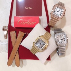 实拍【BV出品】santos de Cartier腕表 山度士女装表款 表壳 表圈镶嵌206颗明亮式切割圆钻 七角形表冠 镶嵌一颗多切面蓝宝石 阳光射线纹饰效果表盘，剑型蓝钢指针 蓝宝石水晶镜面 配备“SmartLink”表链调节装置 第二条可配鳄鱼皮或牛皮表带 搭配双重折叠表扣 表带均配备“QuickSwitch”表带快速替换装置 表壳宽度：35.1毫米 表壳厚度：8.83毫米 防水深度10巴（约100米）