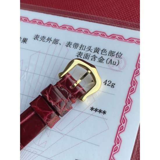 卡地亚浴缸系列卡家又一经典之作浴缸系列。实物拿到手的时候大吃一惊,颜值高 !椭圆外型的感觉正是典雅欧风浴缸形状,这也太好看了吧!相比蓝气球段位要高出不少一会儿观摩下公价便知主要是因为通体包真金……Baignoire浴缸系列腕表,小号表款,石英机芯。精钢包18K黄金表壳。包18K黄金圆珠形表冠,镶嵌一颗凸圆形蓝宝石。镀银表盘,剑形蓝钢指针,蓝宝石水晶镜面。灰褐色鳄鱼皮表带,包18K黄金针扣式表扣。表壳尺寸:32x26毫米厚度:8毫米防水深度3巴(约30米)生活防水 卡地亚浴缸系列卡家又一经典之作浴缸系列。实物拿到手的时候大吃一惊,颜值高 !椭圆外型的感觉正是典雅欧风浴缸形状,这也太好看了吧!相比蓝气球段位要高出不少一会儿观摩下公价便知主要是因为通体包真金……Baignoire浴缸系列腕表,小号表款,石英机芯。精钢包18K黄金表壳。包18K黄金圆珠形表冠,镶嵌一颗凸圆形蓝宝石。镀银表盘,剑形蓝钢指针,蓝宝石水晶镜面。灰褐色鳄鱼皮表带,包18K黄金针扣式表扣。表壳尺寸:32x26毫米厚度:8毫米防水深度3巴(约30米)生活防水