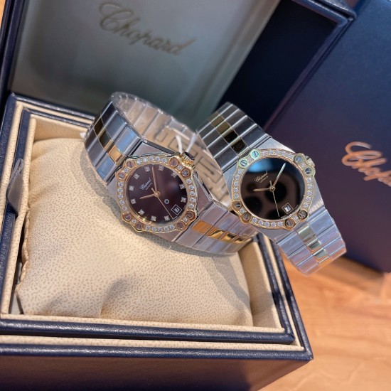 萧邦CHOPARD-St. Moritz圣莫里茨系列5156女士手镯表，1980年，Chopard萧邦推出了首款运动腕表，也是品牌工坊打造的首款钢制时计——St. Moritz，对当时专于制作金表和镶钻金表的Chopard萧邦而言，极具创新意义。St. Moritz腕表的圆形表圈点缀八颗螺丝，两两一组，分布在四个基本方位，每一节表带都由多个配件螺丝组装而成，难度非常之高，历经一年不断改进终出成品 。尺寸28mm 轻松驾驭 休闲精致都如你[爱心]（附送萧邦丝绒手表袋，退换袋子需退回‼️‼️）