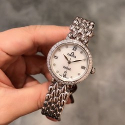 欧米茄 水滴款 一比一石英进出口机芯，尺寸28mm ，表带 形状效果 立体，堪比原装      欧米茄闪耀呈现碟飞典雅系列Dewdrop同轴腕表，完美捕捉大自然中灵动蝴蝶的那份神秘而优雅的气质，为碟飞家族再添浪漫的女性韵味
